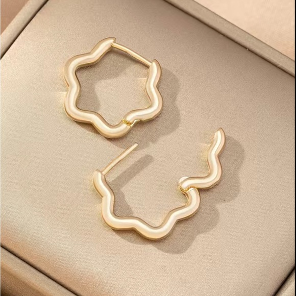 Gold huggie wavy earrings โจ - Picture 2 of 5